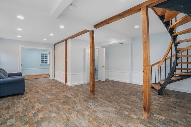 Building Photo - 31 Bridge St