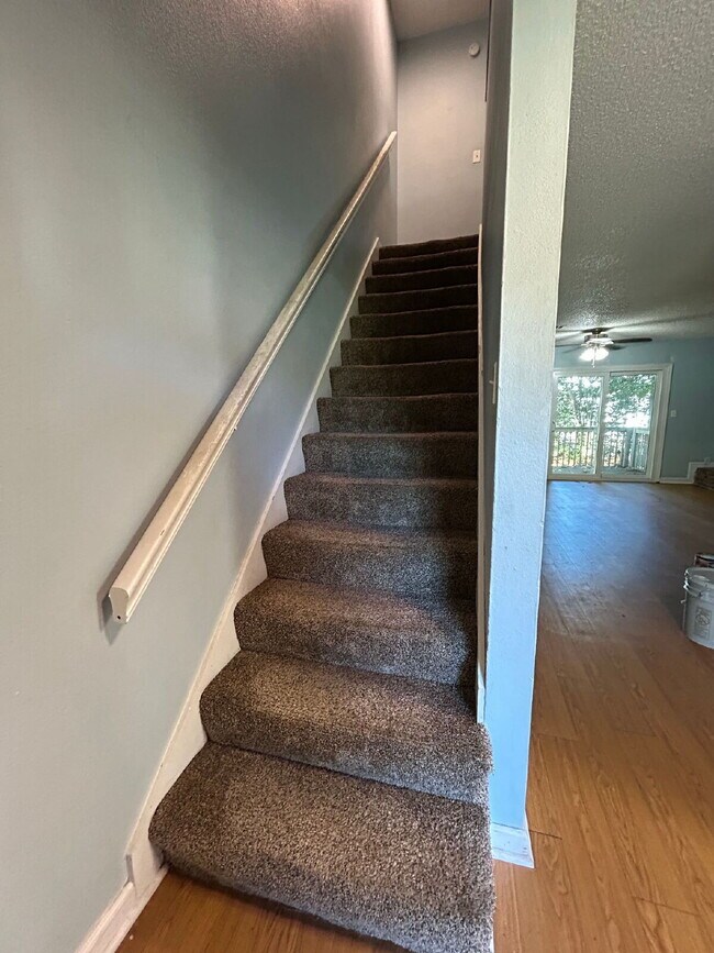 Building Photo - 2BR/1.5BA Townhouse Apartment Conveniently Located!