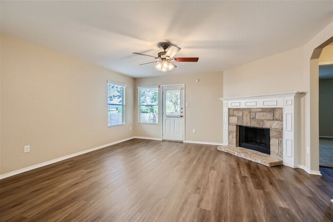 Building Photo - Move in ready!!  3 bedroom plus office!! O...