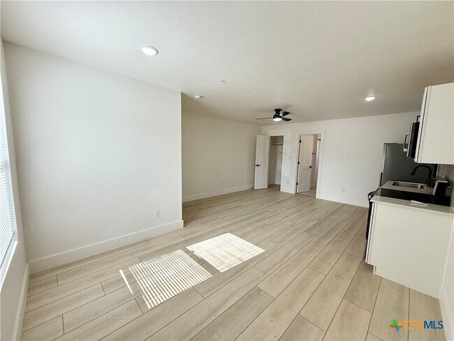 Building Photo - 2204 W San Antonio St