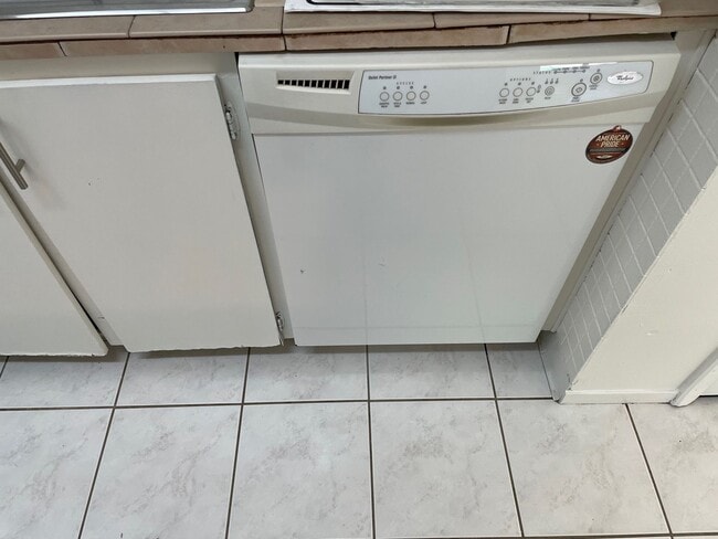 Building Photo - Spacious 2 Bedroom, 1 Bath Apartment w/ 1 Car Covered parking and onsite laundry