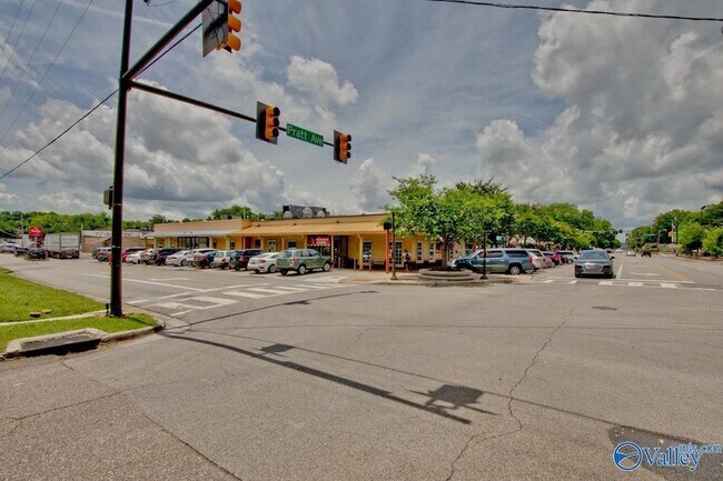 Building Photo - 1328 Oshaughnessy Ave NE