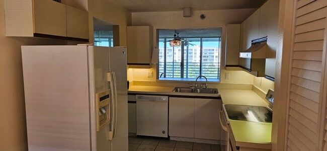 Building Photo - 4550 Pinebrook Cir