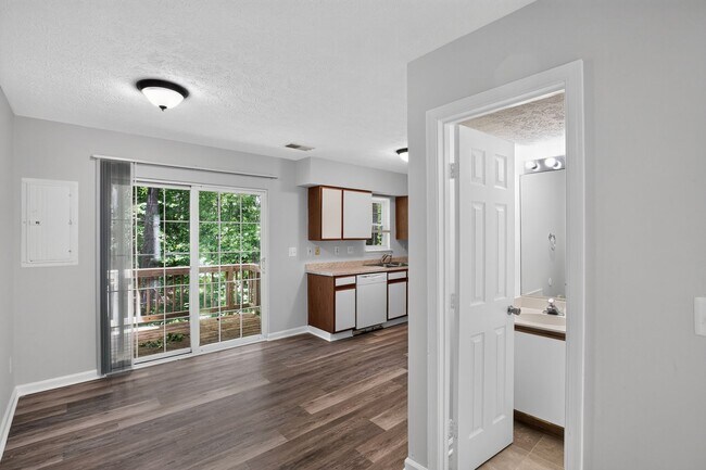 Building Photo - 3 Bedroom End Unit Townhouse