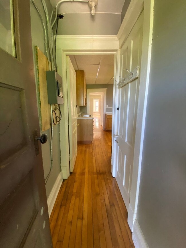 Building Photo - 920 E 5th St