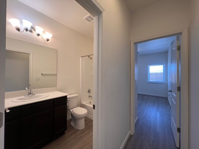 Building Photo - Silverland Estates 3 Bedroom 2 Bathroom Ho...