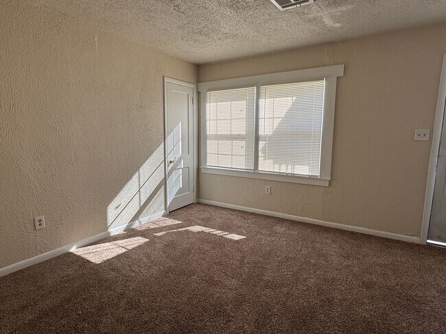 Building Photo - 1605 NW Williams-Hot new listing!