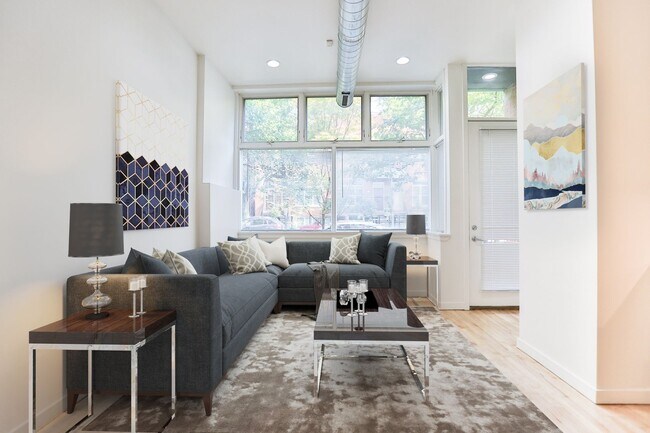 Building Photo - Wicker Park Large Sunny 1 Bedroom. Beautiful Courtyard. Great Location. Laundry/Internet.