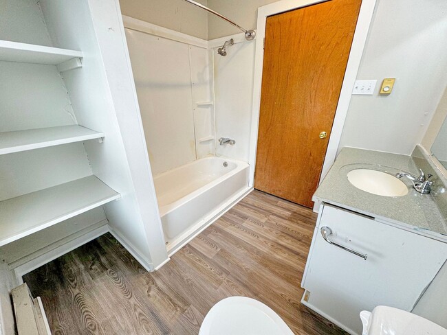 Building Photo - 200 Danis St