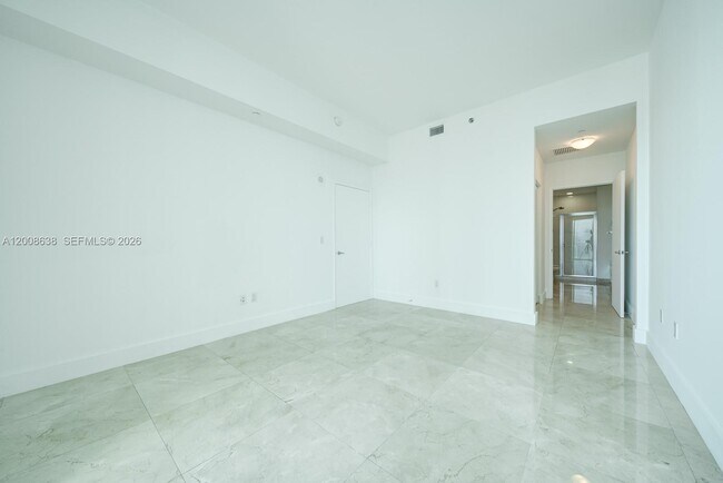 Building Photo - 950 Brickell Bay Dr