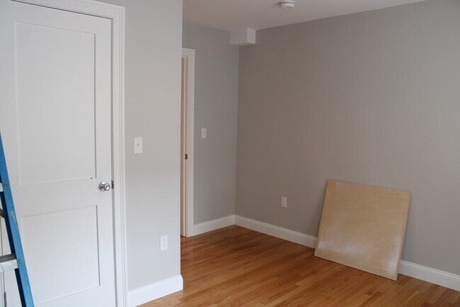 Building Photo - 19 Iona St