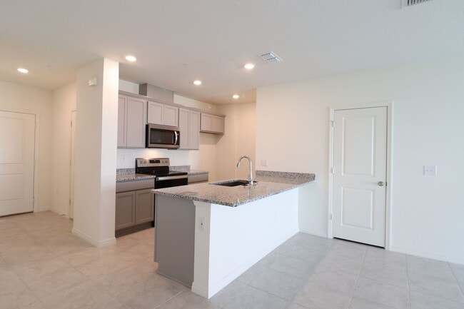 Building Photo - 3/2.5/1 Town Home with community pool!
