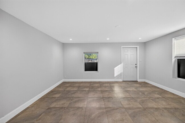 Building Photo - 2009 NW 21st Ave