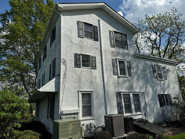 Building Photo - 452 E Hancock St