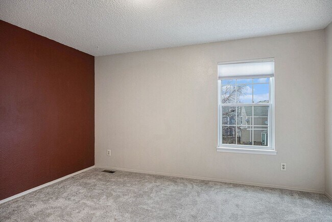 Building Photo - 3 Bedroom 2 Bathroom End Unit Townhome!