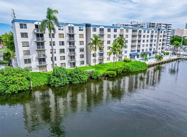 Building Photo - 1740 NW N River Dr