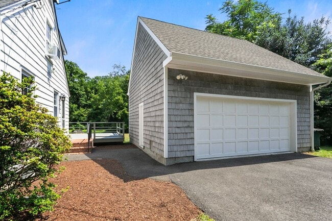 Building Photo - 328 Alma Dr