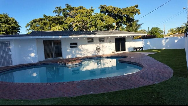 Building Photo - 600 NW 38th Ct