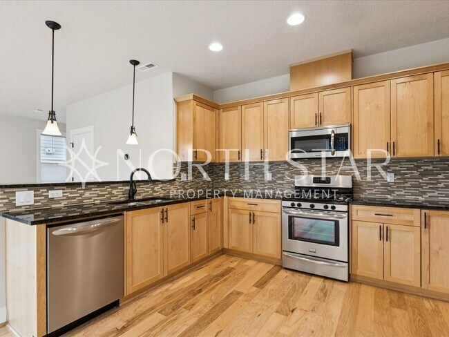 Building Photo - Newer Home in Summer Falls.