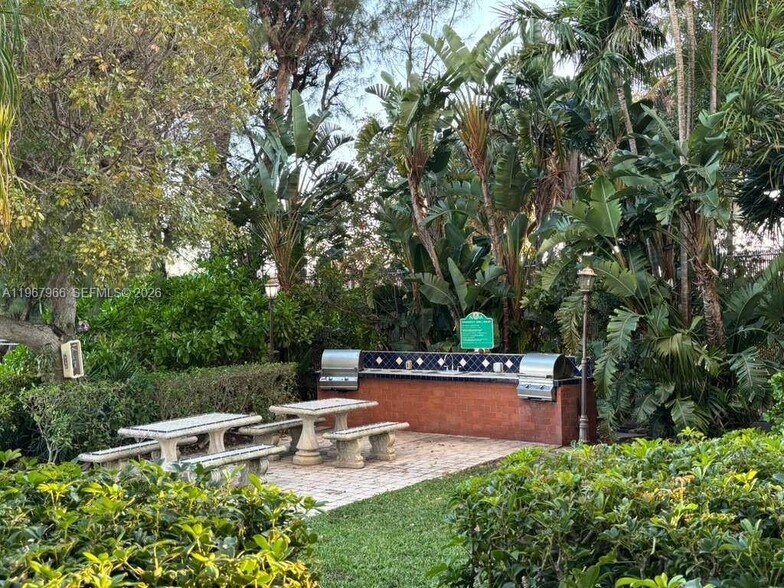 Building Photo - 150 SE 25th Rd