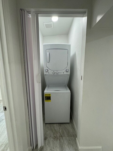 Building Photo - 1017 E West Cir Dr