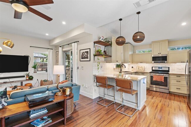 Building Photo - 2205 S L Davis Ave