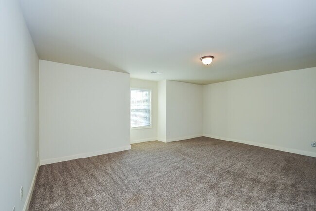 Building Photo - 590 Roland Manor Dr