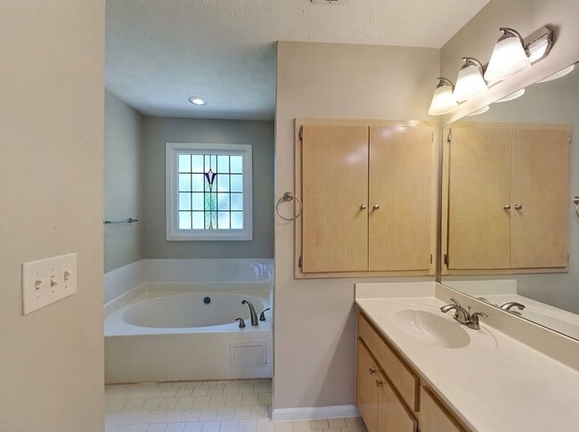 Building Photo - 1901 Pond Ridge Ct
