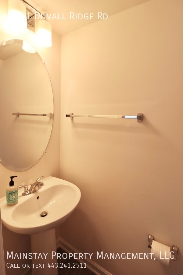 Building Photo - 2 Bedroom Plus DEN End Unit Townhome W Gar...