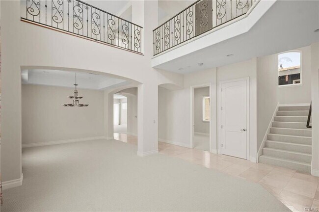 Building Photo - 711 N Paulina Ave