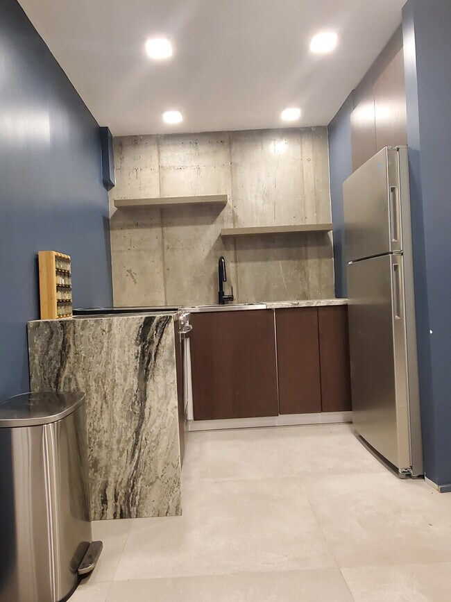 Building Photo - 127 Meserole St