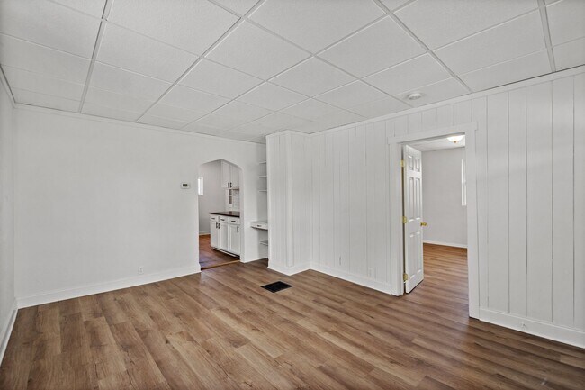 Building Photo - COZY 2 BEDROOM GEM IN THE MONROEVILLE NEIG...