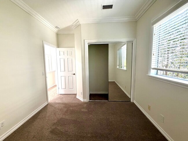 Building Photo - 3 be 2 bath Beautifully Updated Home in Gated Community