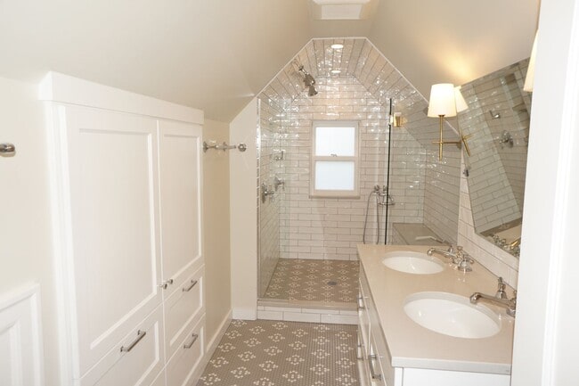 Building Photo - NE Portland - Irvington 3-bedroom Beauty!