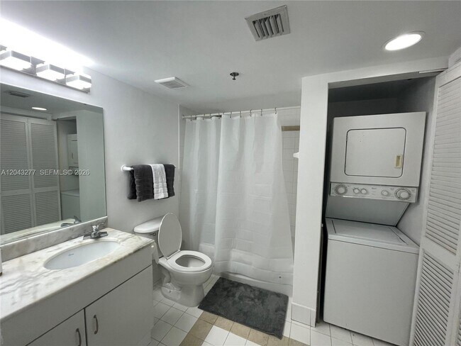 Building Photo - 1200 Brickell Bay Dr