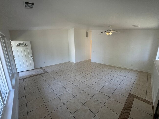 Building Photo - 3 bedroom | 2 bathroom | Single family hom...