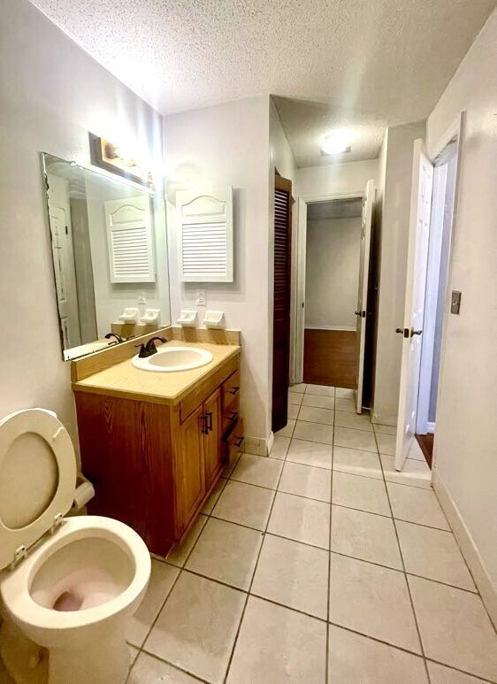Building Photo - 2053 Oak Meadow Cir