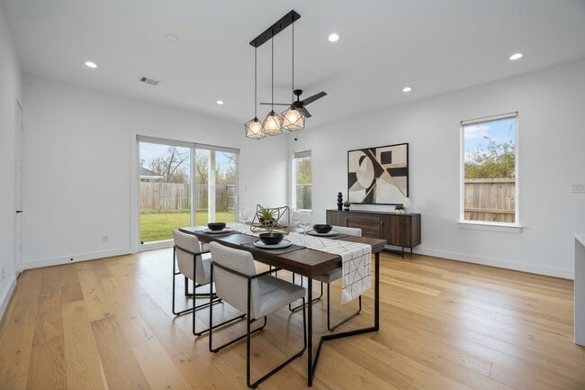 Building Photo - 2215 Mansfield St