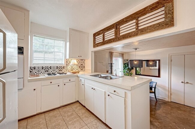 Building Photo - 6018 Berendo St