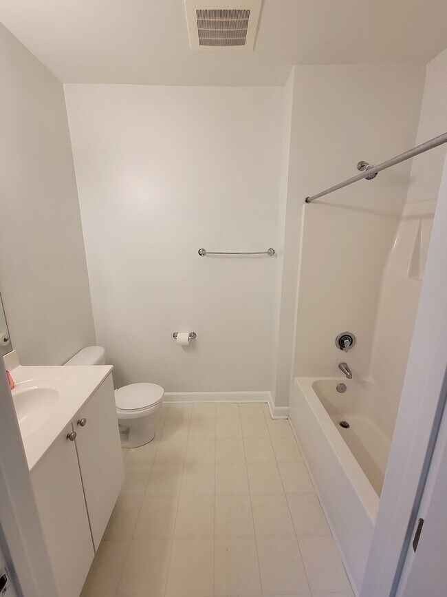 Building Photo - 100-201