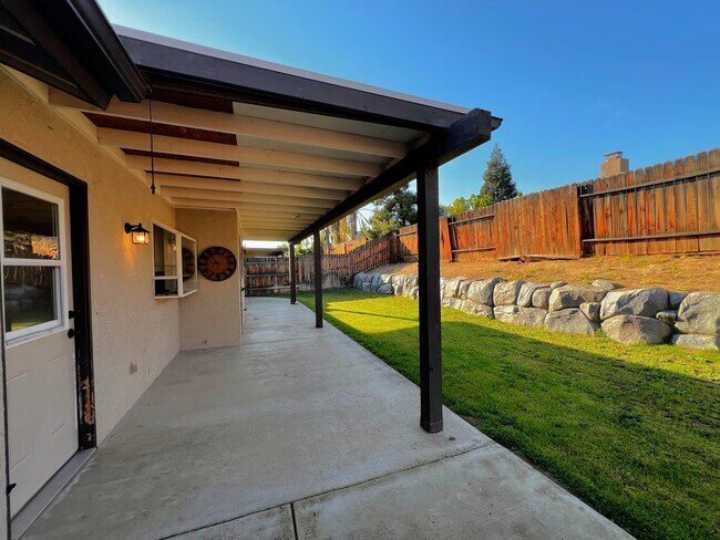 Building Photo - 516 Sun Rose Ave