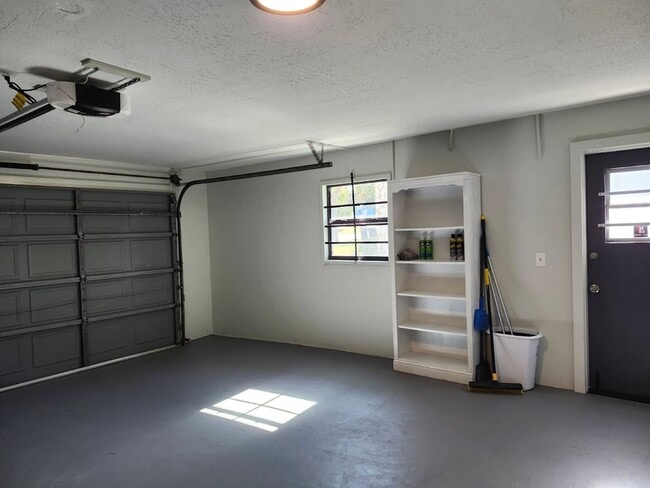 Building Photo - Gorgeous 3/2/2 Home, Great Location