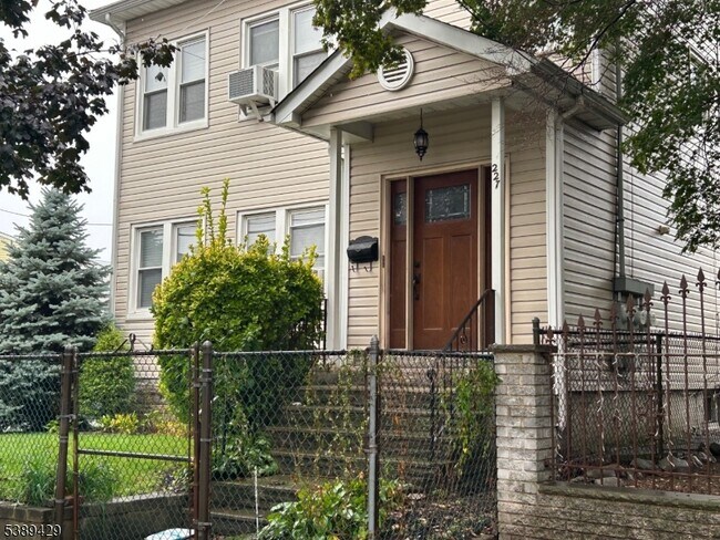 Building Photo - 227 N 15th St