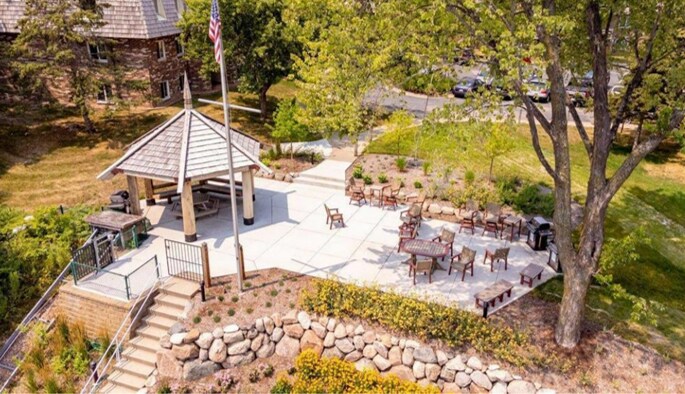 Lakeside Patio with Grills - 4371 Wilshire Blvd