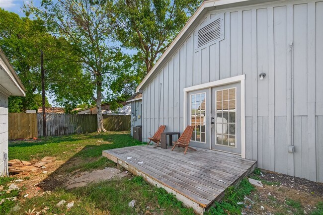 Building Photo - 501 Live Oak St