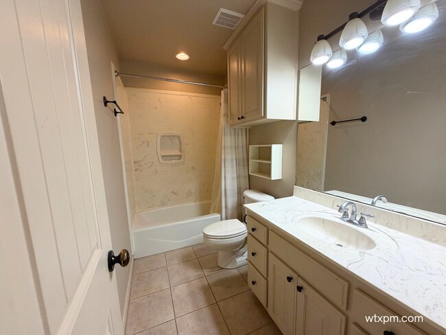 Building Photo - Spacious 4-Bedroom Home on 2 Acres in Bushland South