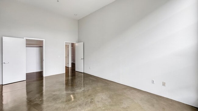 Building Photo - Authentic Loft Living in an Emeryville Landmark