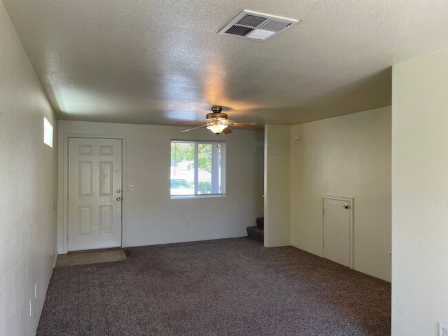 Building Photo - Beautiful 2 Bedroom 1.5 Bath Townhome Loca...