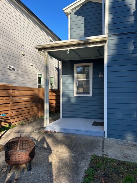 Building Photo - 1103 Oakwood Ave