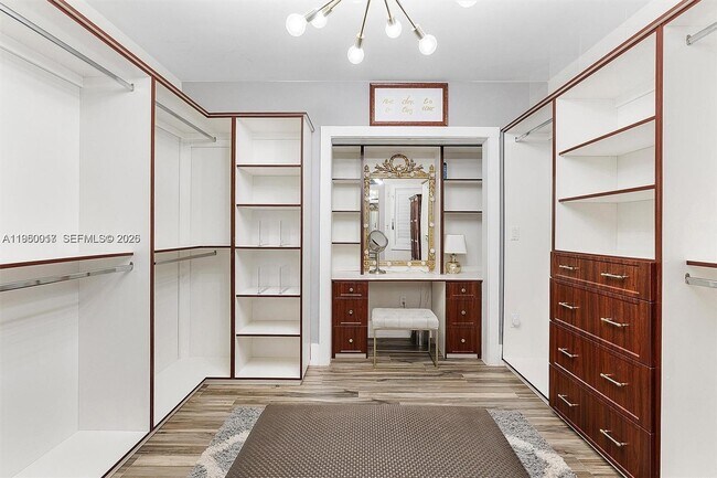 Building Photo - 700 Vilabella Ave